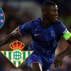 Moisés Caicedo está a un paso de ganar el título de la Conference League.