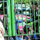 Los estudiantes se reúnen en pequeños grupos para consumir alcohol. Al parecer, los vendedores ambulantes les venden licor artesanal.