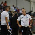 El técnico Jorge Célico salió frustrado tras una nueva derrota en casa.