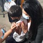 Personal de salud administra la vacuna contra la tosferina a menores de edad.