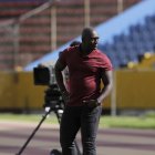 Segundo Castillo dirigiendo en el estadio Olímpico Atahualpa en la visita de Barcelona a Universidad Católica