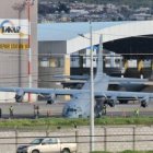 Equipos de emergencia acudieron al sitio tras el percance del avión militar en Latacunga.