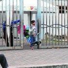 Una señora llega al hospital con un ventilador para que su familiar no pase tanto calor.