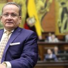 El asambleísta Alfredo Serrano no se percató de que su micrófono seguía encendido durante la lectura de documentos