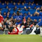 Moises Caicedo disputa el balón ante Mason Mount en el partido ante Manchester United.