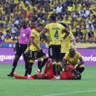 El portero venezolano José Contreras fue sustituido al minuto 19 del Clásico del Astillero por una lesión.