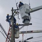 Trabajadores de CNEL realizan labores de mantenimiento.