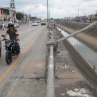 Las barandas del canal de agua quedaron dañadas por efecto del choque del carro.