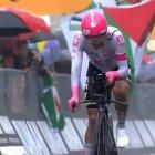 Richard Carapaz durante la contrarreloj de la etapa 10 del Giro de Italia.