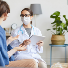 Una suscriptora de EXTRA accede a atención médica ambulatoria gracias al nuevo plan de salud incluido.