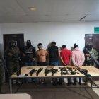 Los capturados junto a las armas y municiones decomisadas.