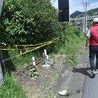 Familiares de las víctimas esperaban afuera de la morgue de Machachi a que los policías les den el informe del accidente, para poder retirar los cadáveres.