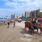 Turistas disfrutan del feriado en las playas de Esmeraldas.