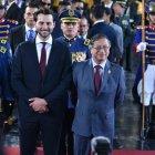 Gustavo Petro junto al presidente de la Asamblea de Ecuador, Niels Olsen.