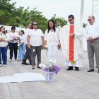 Los corazones blancos donde cayeron las estudiantes fueron bendecidos por el sacerdote