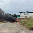 Una camioneta que habrían usado en el ataque fue quemada.