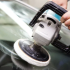 Una máquina pulidora mejora drásticamente el acabado del parabrisas pulido.