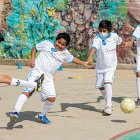 Niños participan en una jornada deportiva organizada por Abbott y la Fundación Real Madrid, combinando fútbol y educación en salud.