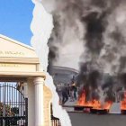Estudiantes de la Universidad Agraria durante una protesta en Guayaquil por presuntas irregularidades administrativas.