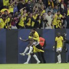 Felipe Caicedo y su festejo con la hinchada al marcar el gol ante Independiente del Valle.