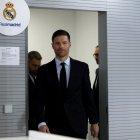 El entrenador del Real Madrid, Xabi Alonso, llega para dar una rueda de prensa durante su presentación oficial en la Ciudad Deportiva del Real Madrid en Valdebebas.