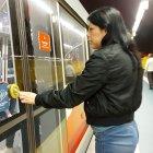 Junto a los botones de las puertas constan las indicaciones.