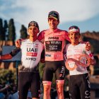 Richard Carapaz (d) en el podio del Giro de Italia 2025.