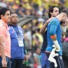 Hernán Galíndez fue consolado por sus compañeros de la Tri al no poder atajar por lesiónMiguel Canales / Expreso