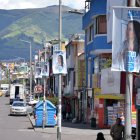 En la calle J, en Solanda, en el sur de Quito, los carteles con la propaganda de Luisa González están pegados en casi todos los postes.