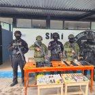 Militares y policías durante la requisa en el Centro de Rehabilitación Social de Loja.