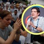 Personas oraron y marcharon por la paz frente a la clínica Santa Fe tras el atentado.