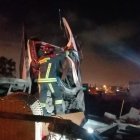 Los bomberos acudieron al sitio para atender a la emergencia.