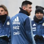 Sebastián Beccace (i) habría dado indicaciones a Lionel Messi y no fueron bien tomadas en la selección de Argentina