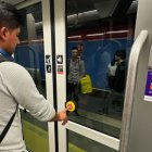 Usuarios aún presentan dificultades al usar el botón de apertura de puertas en horarios no pico.