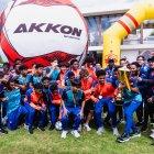 Luis Fragozo (d) con el trofeo que Ecuador sub-16 ganó en la Youth Cup.