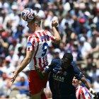 El zaguero ecuatoriano Willian Pacho (d) disputa el balón con el delantero noruego Alexander Sorloth.