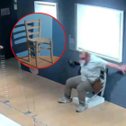 Momento captado por cámaras de seguridad: el turista se sienta en la silla decorativa de Van Gogh segundos antes de romperla.