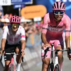Richard Carapaz (i) siguió de cerca a Isaac Del Toro en el Giro de Italia 2025