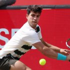 Alcaraz debutó de buena forma en Queen's con victoria ante un 'desconocido' Adam Walton, quien entró por la lesión de Davidovich.