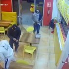 La acción criminal quedó captada en cámaras de seguridad del local.