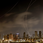 La Cúpula de Hierro, el sistema de defensa aérea israelí, intercepta misiles disparados desde Irán, sobre Tel Aviv, Israel.