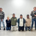 Los tres hombres y una mujer fueron detenidos en Quito. Dos serían de la banda Los Choneros.