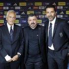 Gattuso (c), junto a a Gianluigi Buffon y Gabriele Gravina, de la Federación Italiana de Fútbol, durante su presentación.