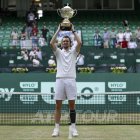 Bublik levanta el trofeo del torneo de Halle tras vencer a Medvedev por 6-3 y 7-6(4), después de una hora y 23 minutos,