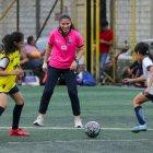 La futbolista Ligia 'Gigi' Moreira, capitana de la selección de Ecuador y recientemente fichada por el Villarreal español, controlando un balón durante una práctica con las chicas de su escuela en Guayaquil.