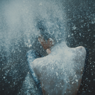 Especialistas recomiendan consultar al médico antes de incorporar duchas frías a la rutina diaria