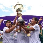 Líderes. Jugadores de Liga de Quito con el trofeo de campeón.