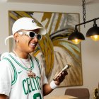 Hace 5 años se hallaba haciendo música en una esquina, hoy, su éxito se ha vuelto imparable.