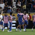 Jugadores de Al Hilal festejan el sorprendente triunfo 4-3 sobre Manchester City en el Mundial de Clubes