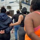 La Policía detuvo a algunas mujeres para investigación.